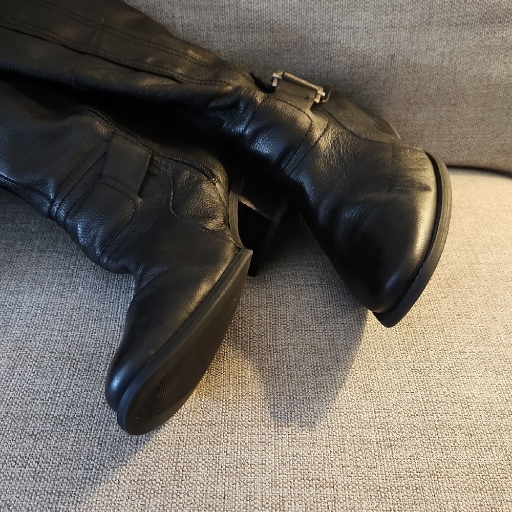 Kelly & Katie Black Heeled Boots - Picture 3 of 6